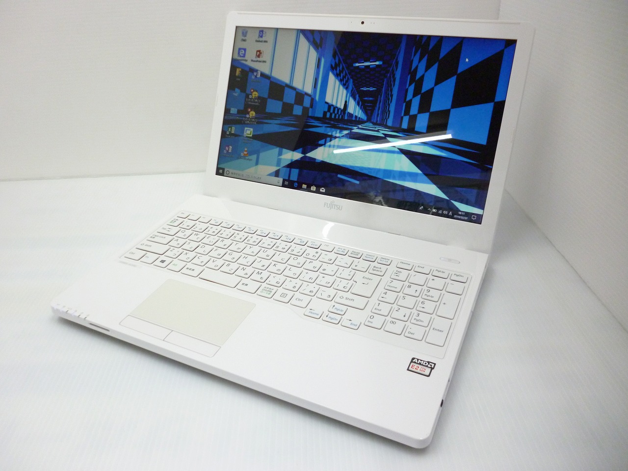 美品!!白色PC。SSDで高速起動。お買い得品！LIFEBOOK AH30/B1