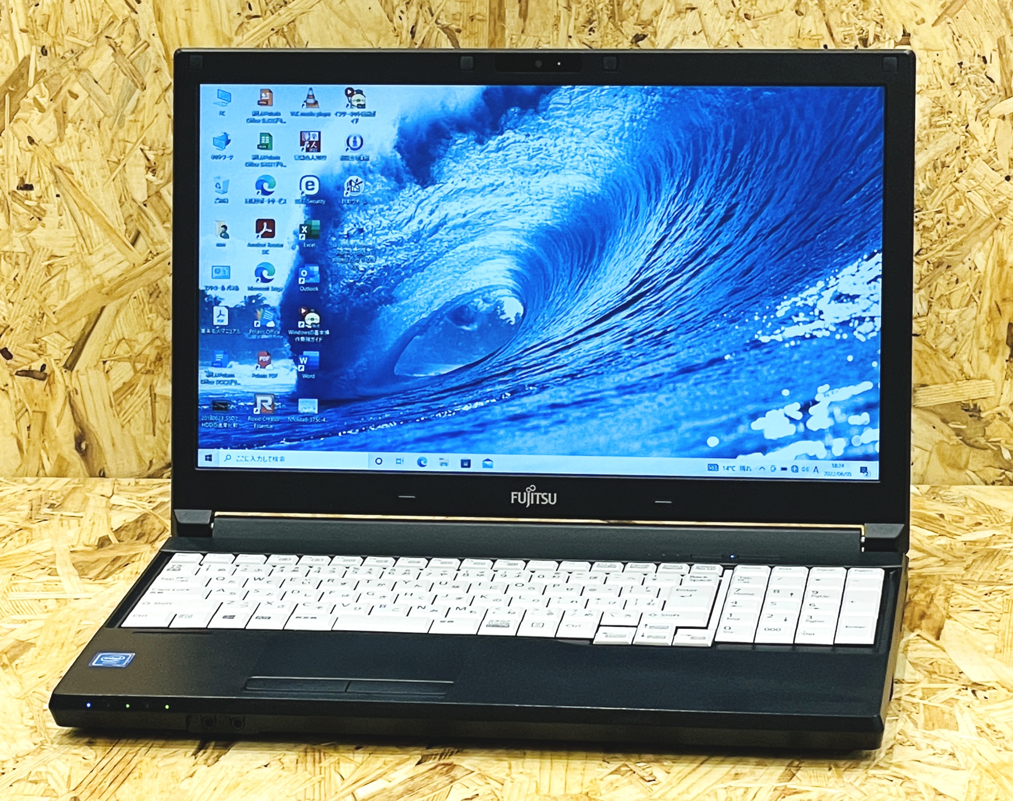 富士通 LIFEBOOK A577/R CPU：Celeron 3865U 1.8GHz / メモリ：8GB