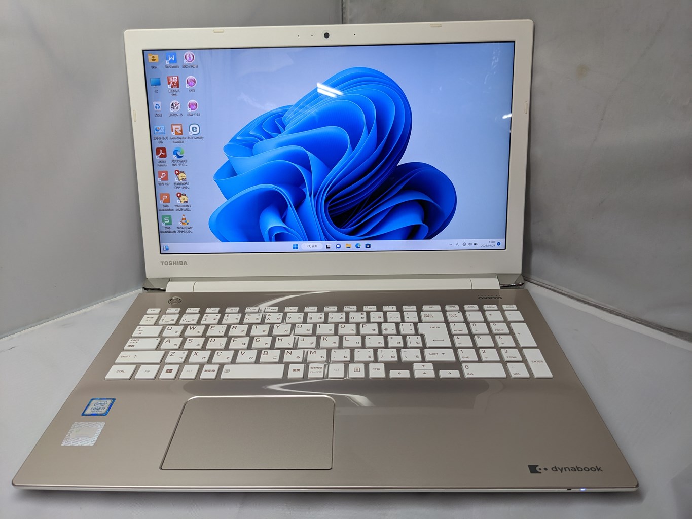 東芝 dynabook T65/EG (CPU：Core i7 7500U 2.7GHz/メモリ：8GB/SSD