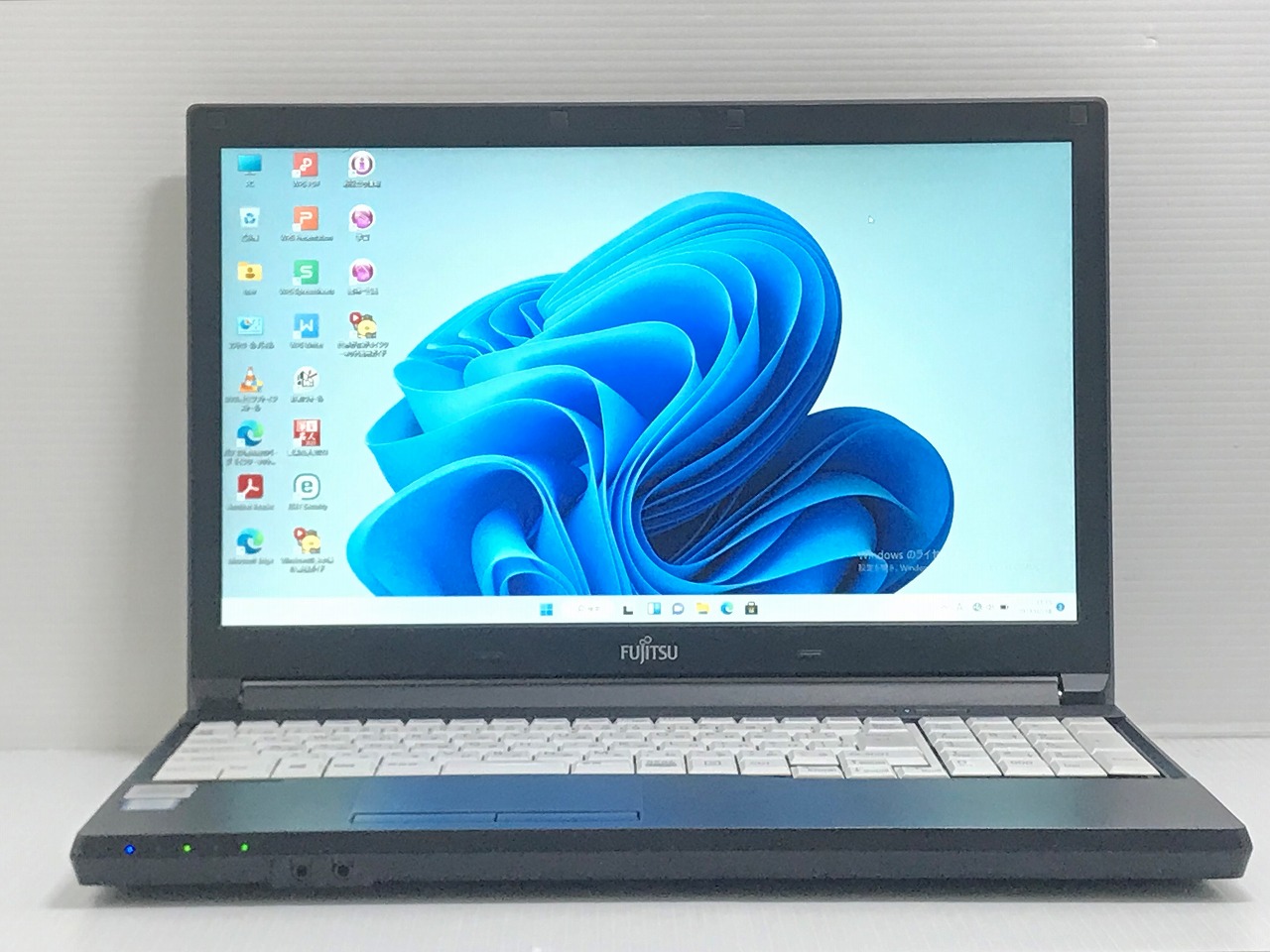 富士通 LIFEBOOK A577/R CPU：Core i5 7200U 2.5GHz / メモリ：8GB