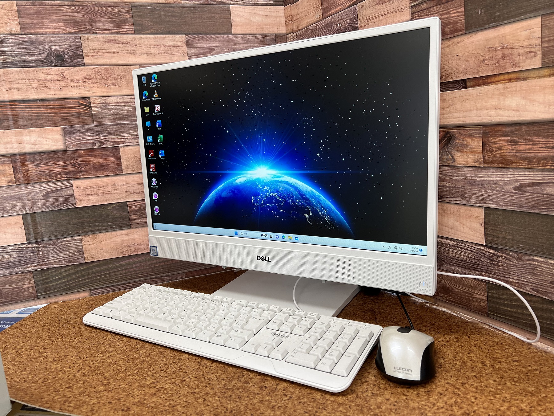 DELL Inspiron 3280 AIO CPU：Core i3 8145U 2.1GHz / メモリ：8GB