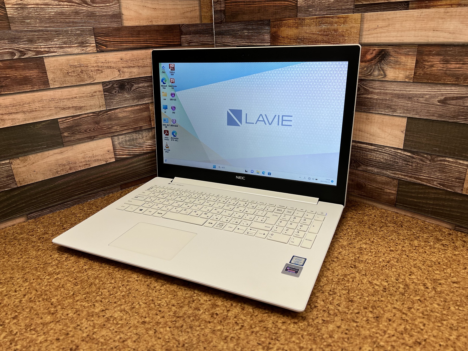 NEC LaVie NS300/K CPU：Core i3 7020U 2.3GHz / メモリ：8GB / SSD