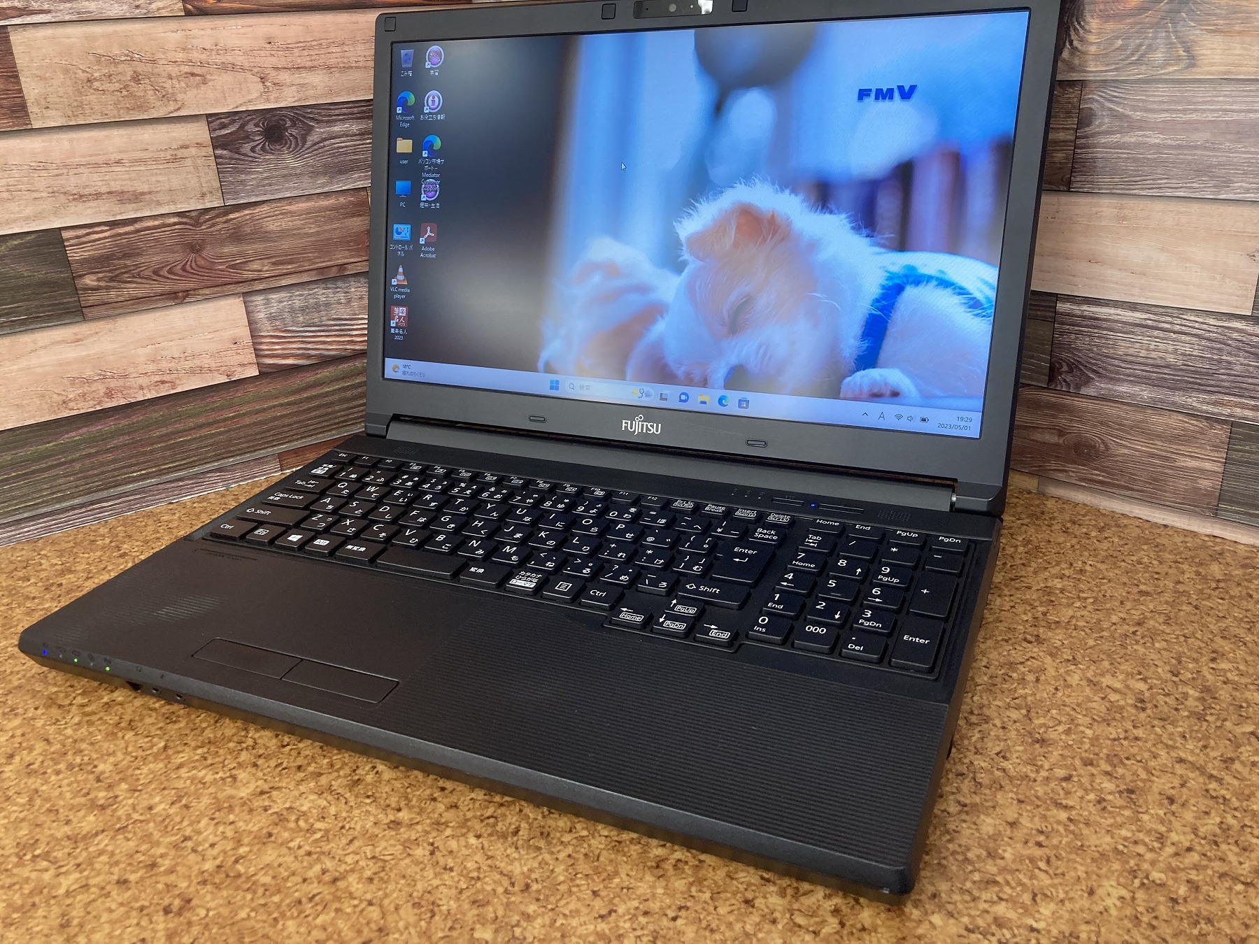富士通 LIFEBOOK A577/R CPU：Core i5 7300U 2.6GHz / メモリ：8GB
