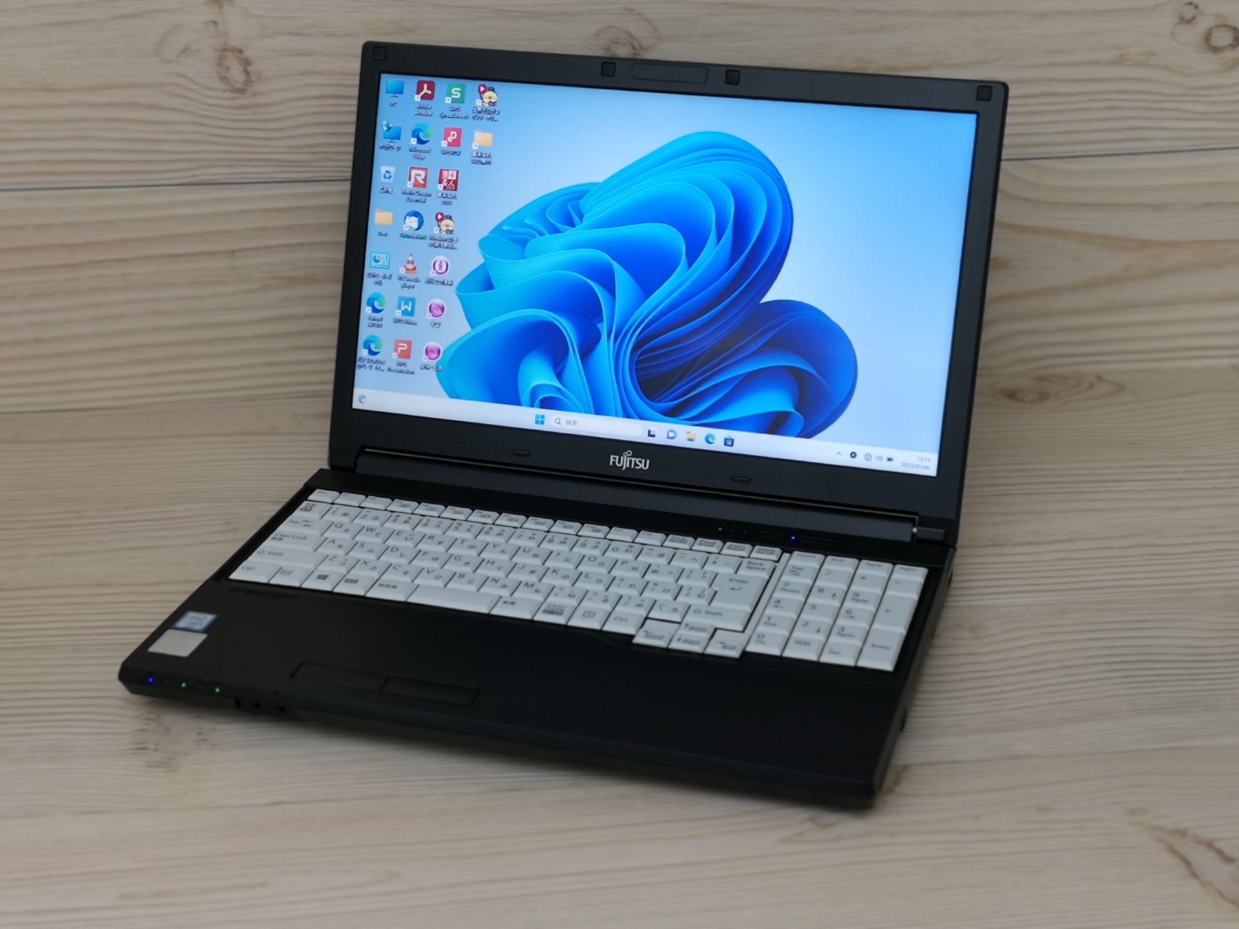 富士通　LIFEBOOK A576/R ノートパソコン