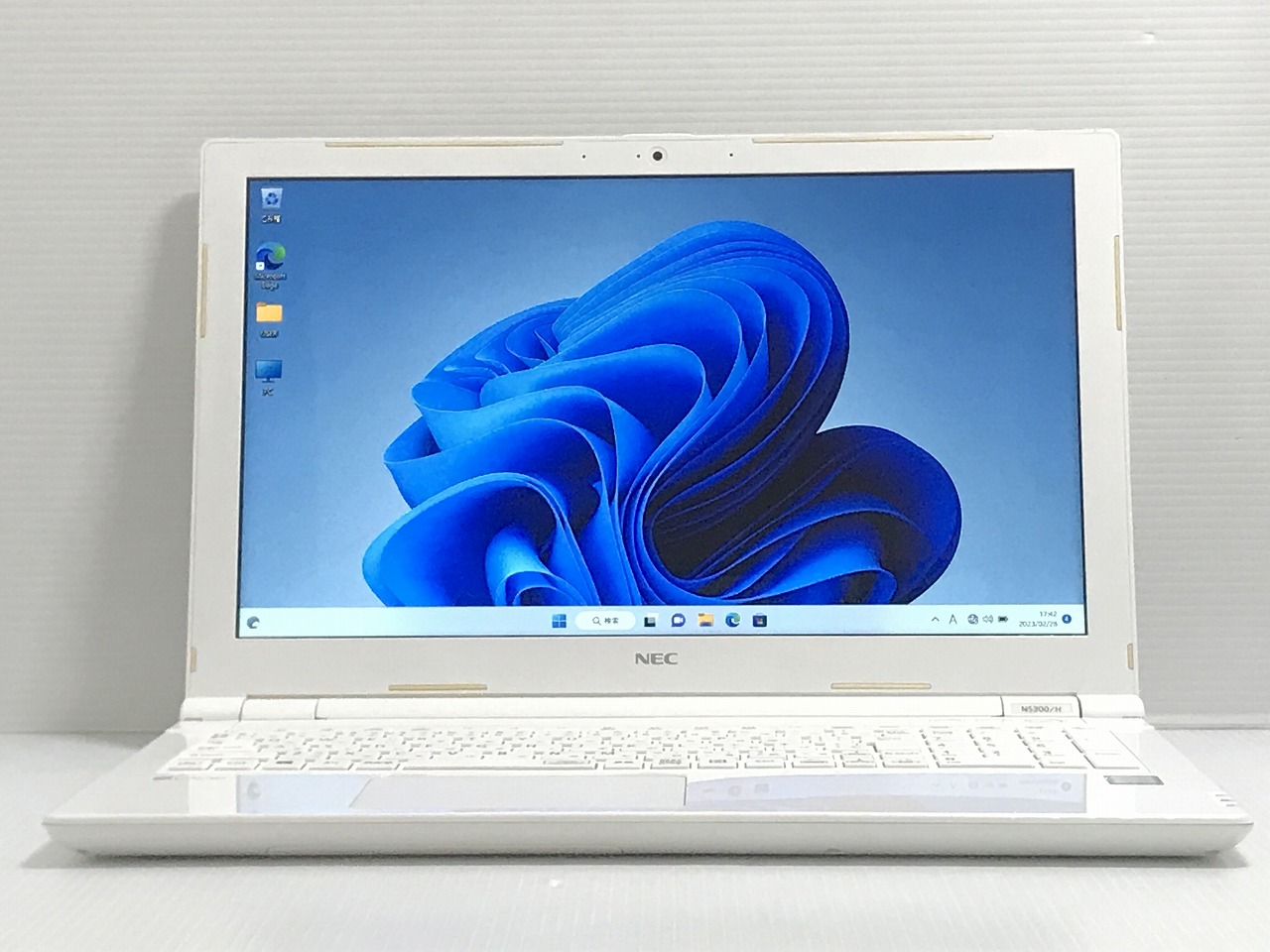 NEC LaVie PC-NS300HAW CPU：Core i3 7100U 2.4GHz / メモリ：8GB