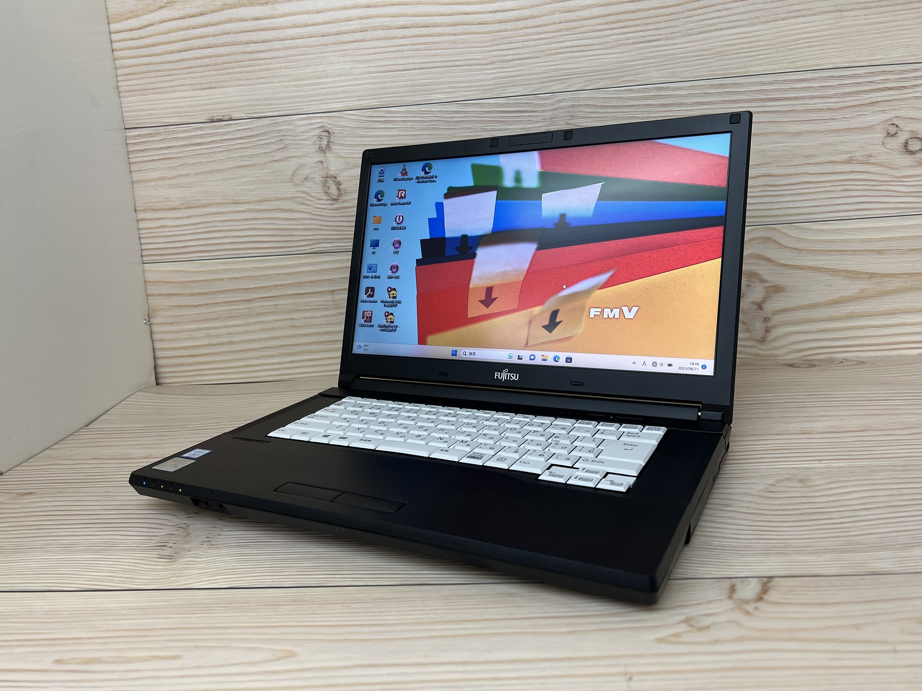 富士通 LIFEBOOK A577/S CPU：Core i5 7300U 2.6GHz / メモリ：8GB