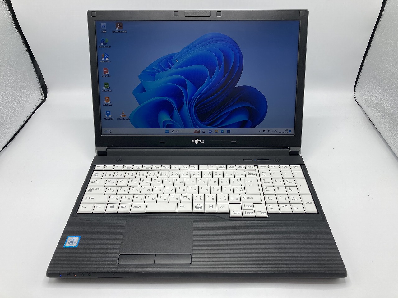 富士通 LIFEBOOK A576/P CPU：Core i5 6200U 2.3GHz / メモリ：8GB 