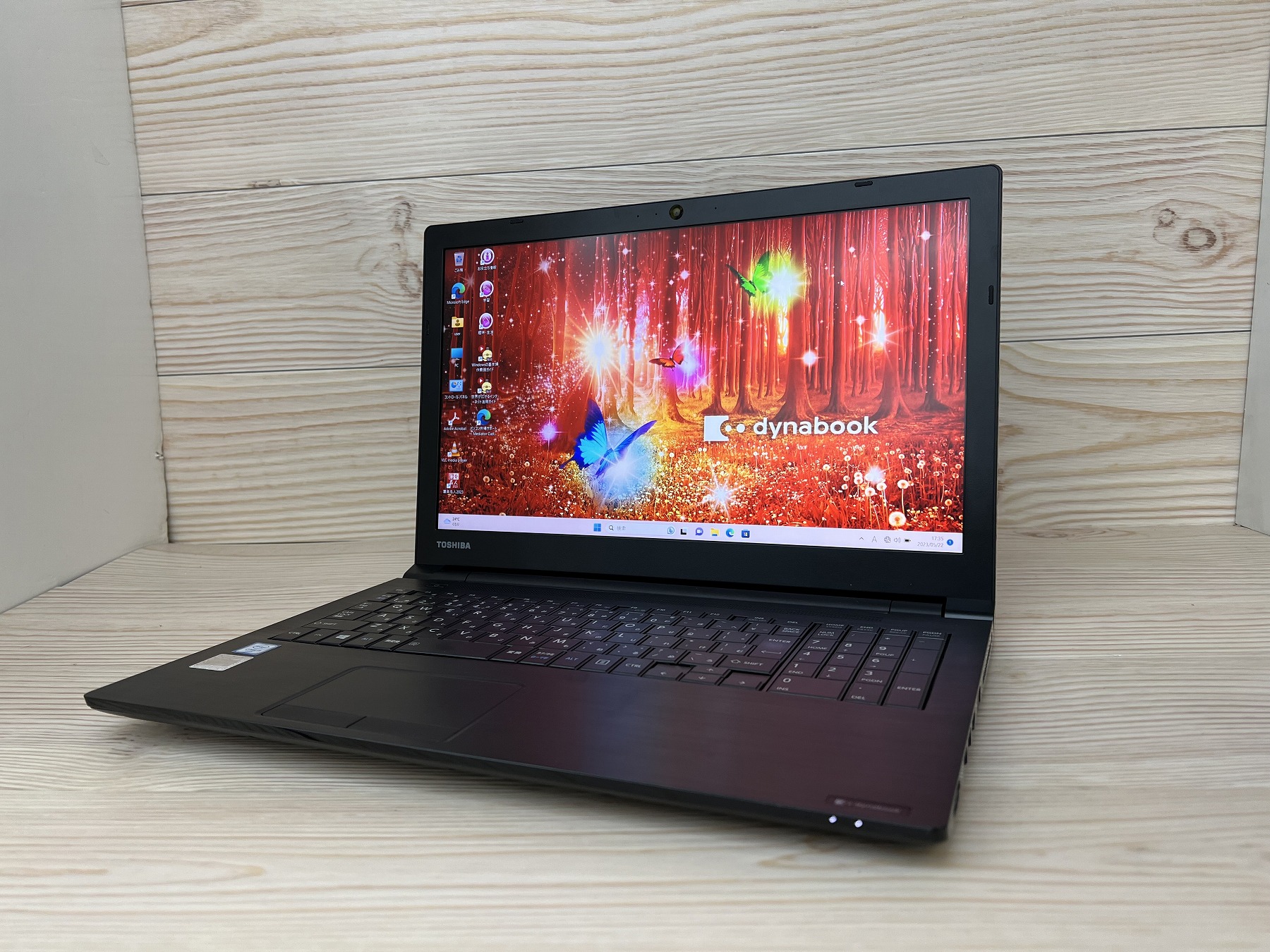 東芝 dynabook B65/A CPU：Core i5 6200U 2.3GHz / メモリ：4GB / SSD