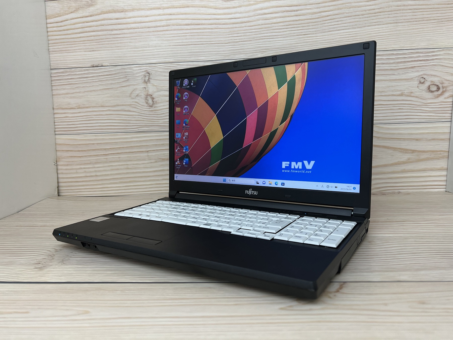 富士通 LIFEBOOK A576/P CPU：Core i5 6200U 2.3GHz / メモリ：8GB