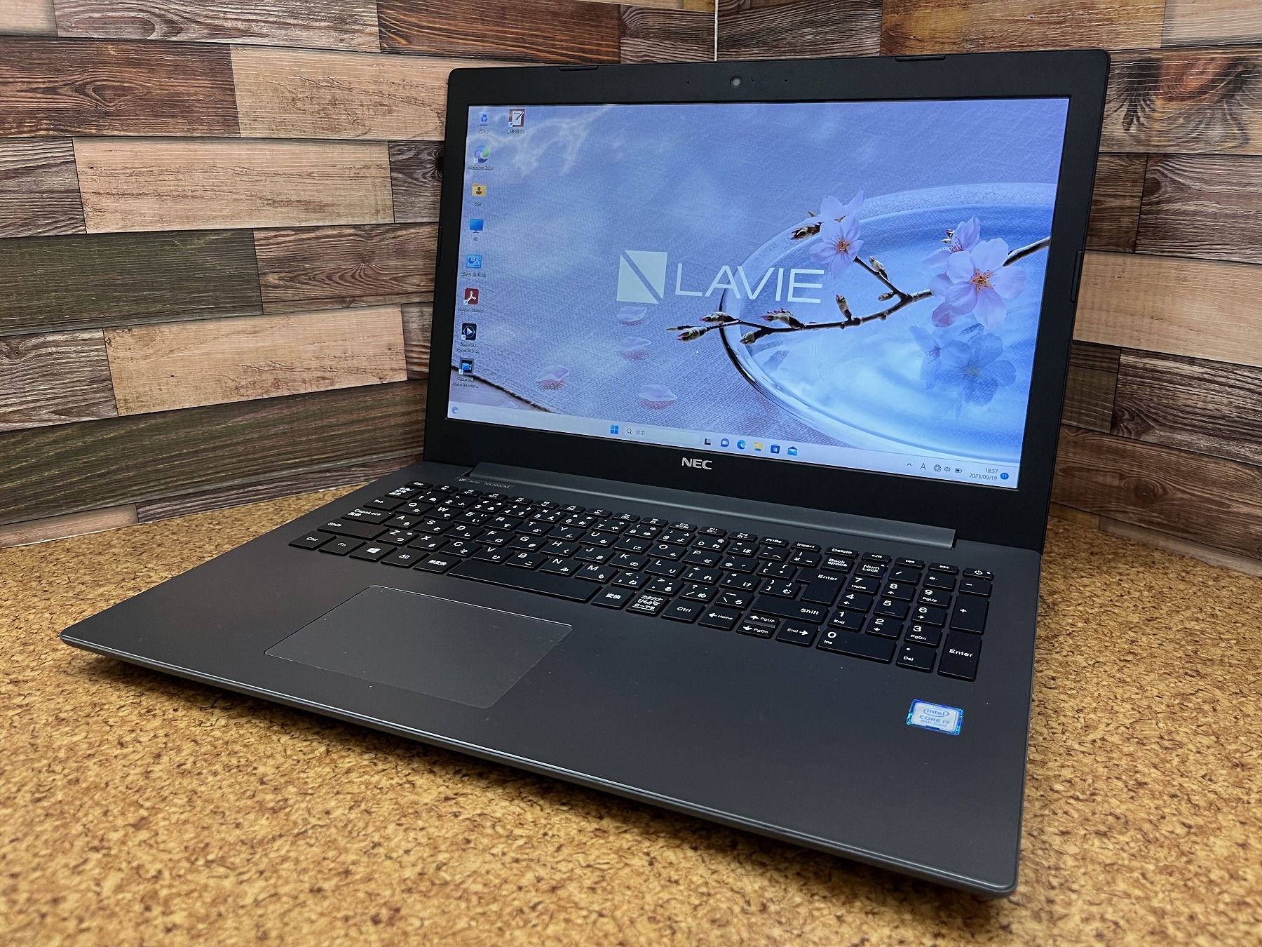 NEC LAVIE NS700/M CPU：Core i7 8550U 1.8GHz / メモリ：8GB / SSD
