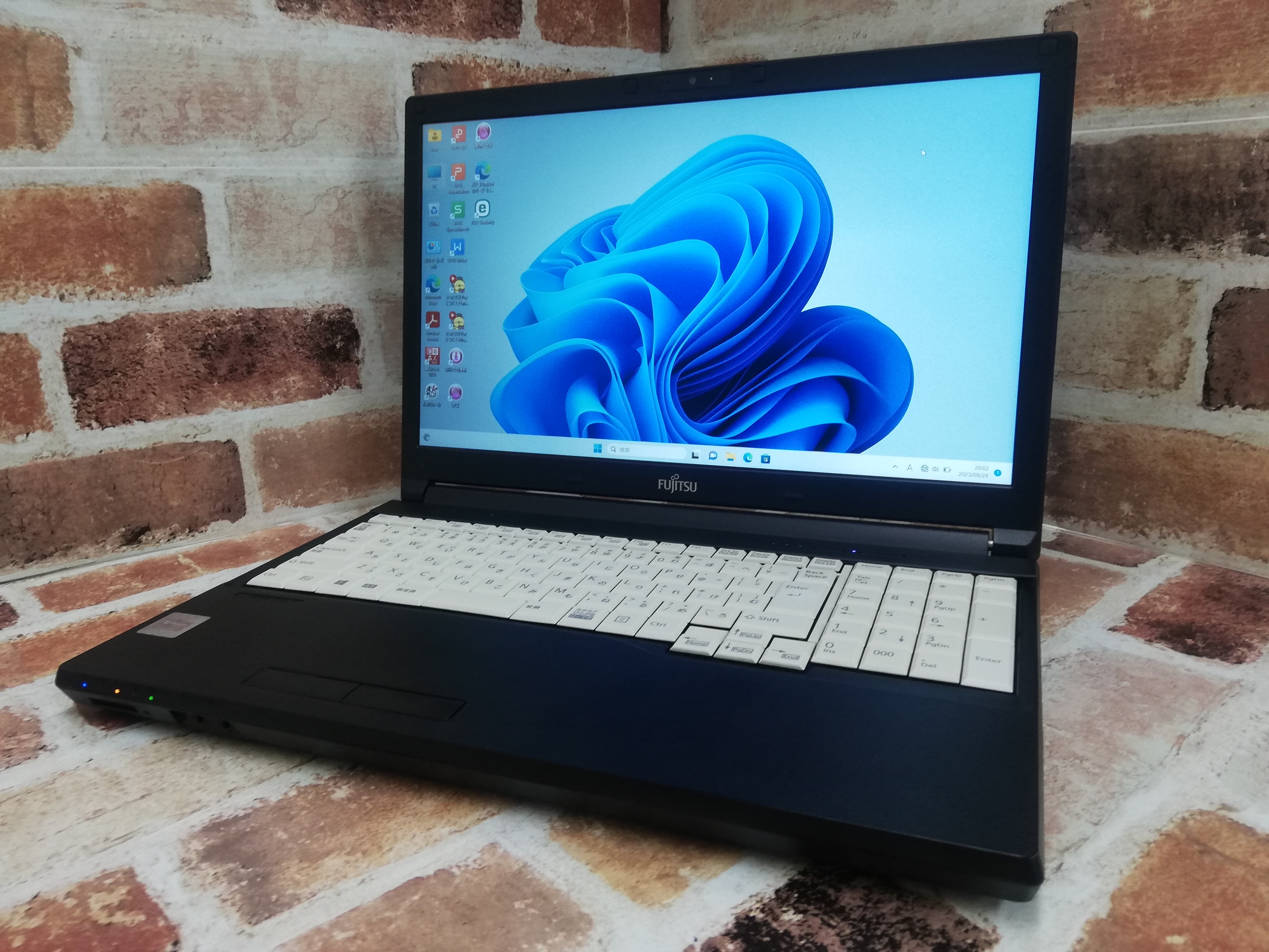 富士通 A746/P CPU：Corei5-6300U 2.4/メモリ：8GB/SSD：240GB/DVD-ROM