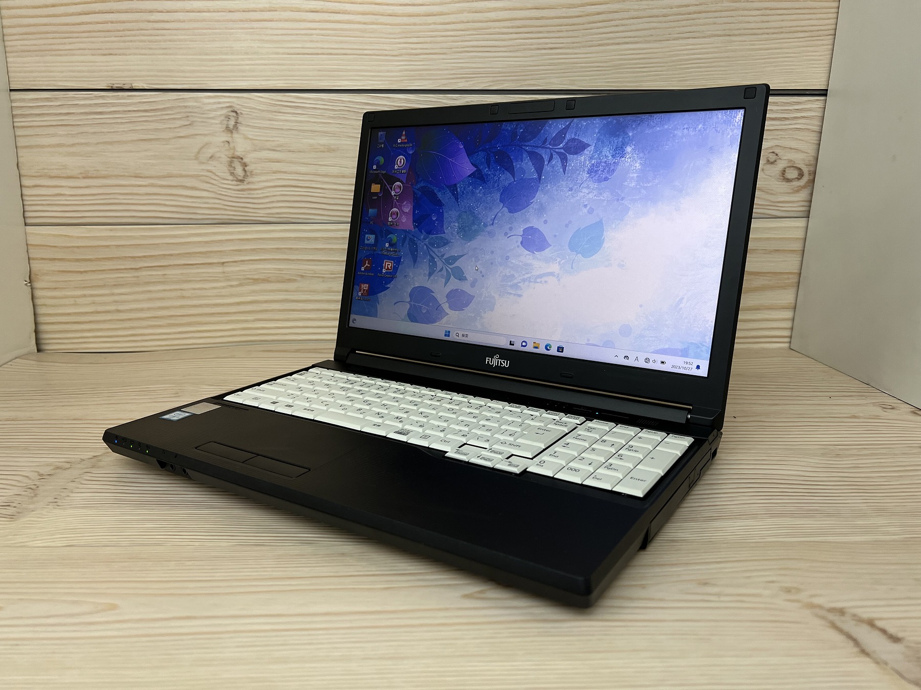 富士通 LIFEBOOK A576/PX CPU：Core i3 6100U 2.3GHz / メモリ：8GB