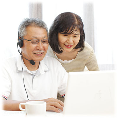 テレビ電話をする夫婦